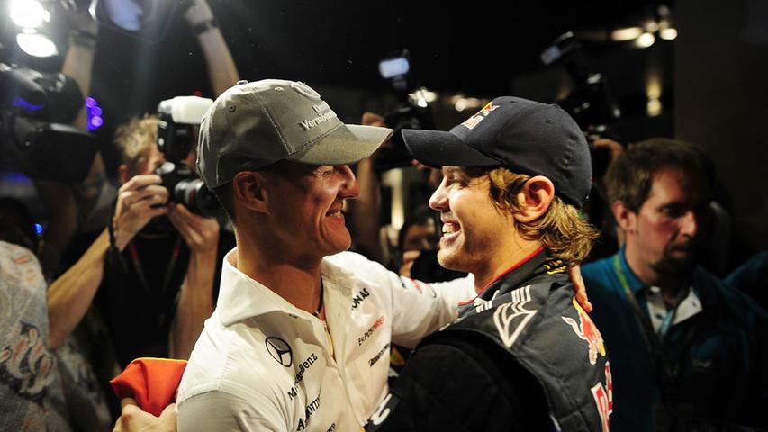 Einer der ersten Gratulanten war Kollege und Freund Michael Schumacher, der in seiner Comeback-Saison mit Mercedes auf dem neunten Platz der Fahrerwertung landete.