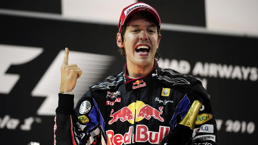 Doch im nächsten Jahr stand Vettel selbst ganz oben auf dem Podest. Vor dem letzten Grand Prix in Abu Dhabi lag der Heppenheimer nur auf Rang drei der Fahrerwertung und konnte mit seinem fünften Saisonsieg noch an Fernando Alonso vorbeiziehen, der in diesem Rennen nur auf den siebten Platz fuhr. Die Worte seines Renningenieurs Guillaume Rocquelin sind seitdem legendär: "Du bist Weltmeister" funkte der Franzose in gebrochenem Deutsch zu Vettel ins Auto. Mit 23 Jahren und 134 Tagen ist der Hesse bis heute jüngster Weltmeister der 70-jährigen Formel-1-Geschichte.