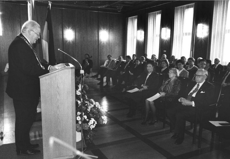 Eine enge Bindung der Mitarbeiter an "seine" Firma war Theo Schöller stets wichtig. Diese förderte er durch Prämien und enge Kontakte. Beliebt war Schöller aber nicht nur bei seinen Mitarbeitern: Im November 1997 bekam er die Ehrenbürgerschaft der Stadt Nürnberg verliehen.