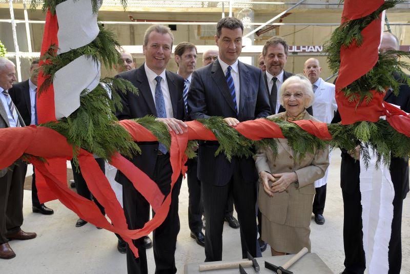 Sehr engagierte sie sich für die 1988 gegründete "Theo und Friedl Schöller Stiftung". Am Herzen lag ihr auch das Nürnberger Klinikum. Unser Bild zeigt Friedl Schöller 2011 beim Richtfest für das Dr. Theo Schöller-Haus am Nordklinikum zusammen mit OB Ulrich Maly und CSU-Politiker Markus Söder. Friedl Schöller starb Ende Februar 2014 - wenige Tage vor ihrem 90. Geburtstag.