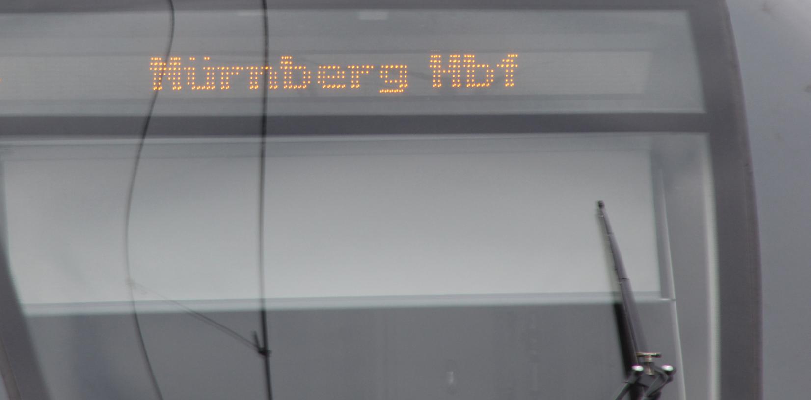 Die Frontscheibe einer S-Bahn auf dem Weg nach Nürnberg wurde am Sonntag möglicherweise durch einen Schuss beschädigt.