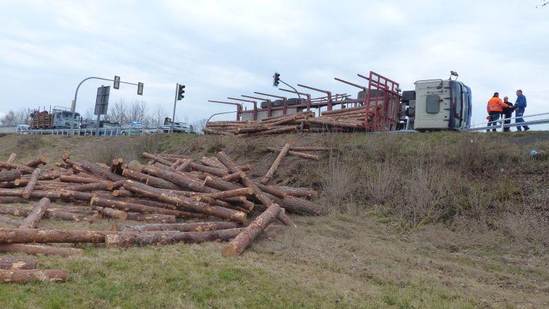 Lkw bei Gunzenhausen umgekippt - Dutzende Baumstämme verloren