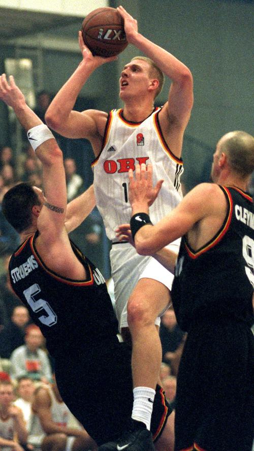 Dennoch ist Nowitzki, wie sollte es anders sein, auch der nach Punkten beste deutsche Basketball-Nationalspieler. Welch eine herausragende Karriere.