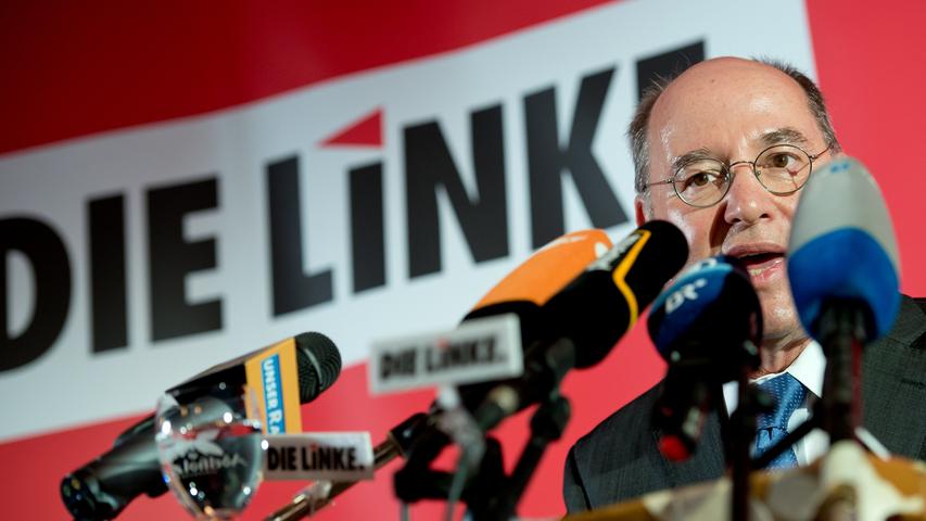 Linke-Fraktionschef Gregor Gysi attackiert während seines Auftritts besonders die CSU. Zu deren Parole gegen die sogenannte Armutszuwanderung - "Wer betrügt, der fliegt" - meint Gysi in Passau: "Soll dann der halbe Bundestag gehen?"
