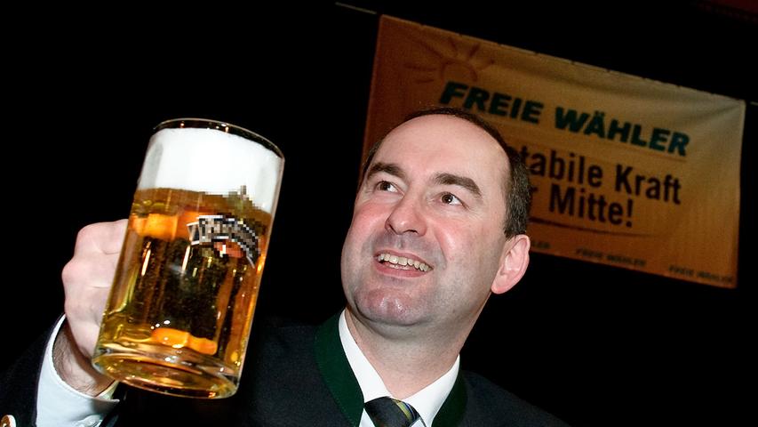 Hoch das Bier: Freie-Wähler-Chef Hubert Aiwanger erklärte in Deggendorf, dass die Politik mehr für Familien auf dem Land tun müsse.