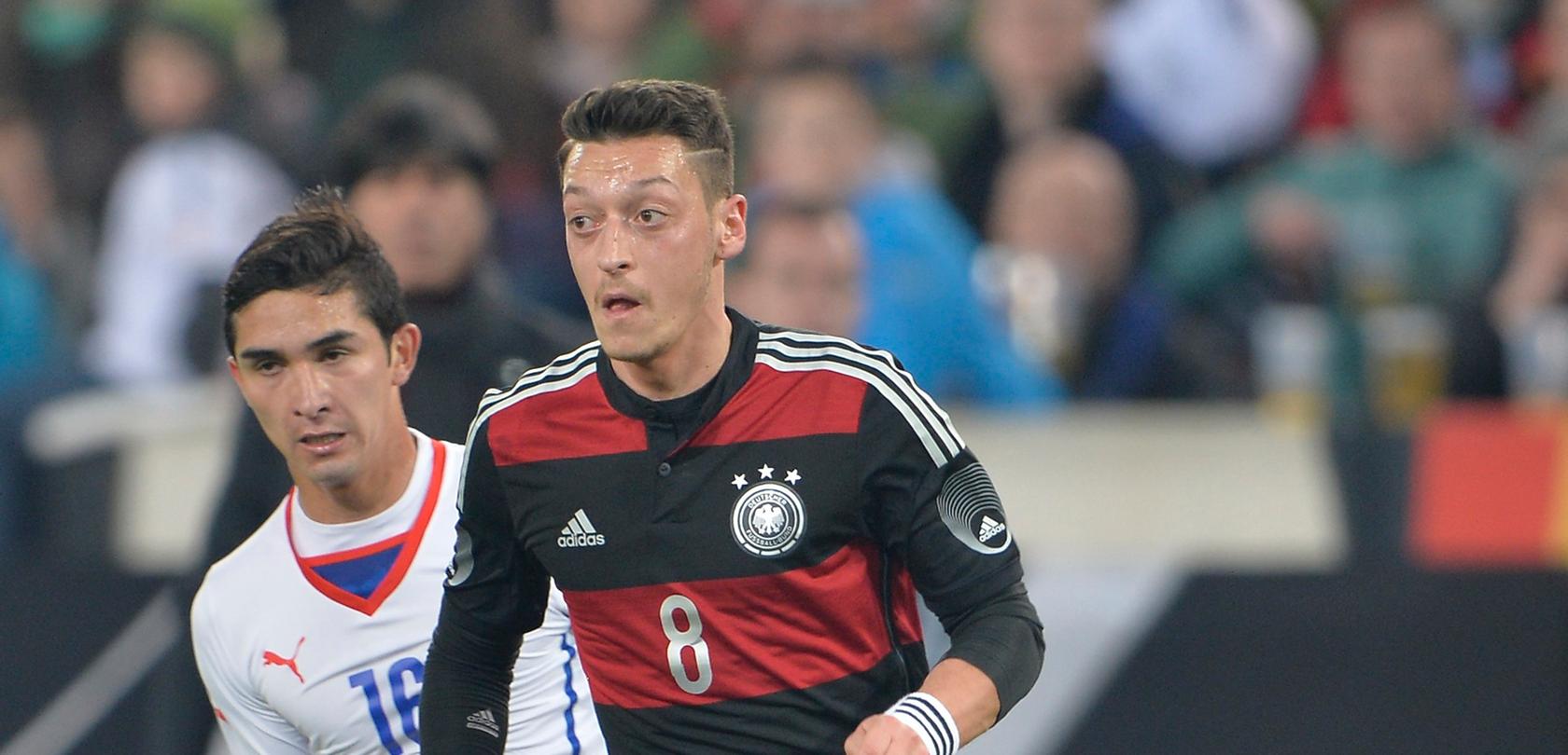 Musste in Stuttgart ein Pfeifkonzert über sich ergehen lassen: Mesut Özil.