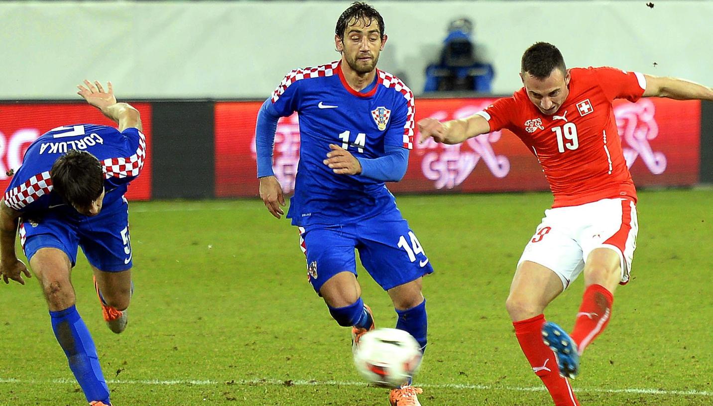 Josip Drmic zieht ab - wenig später zappelt der Ball zum 1:0 für die Schweiz im Netz.