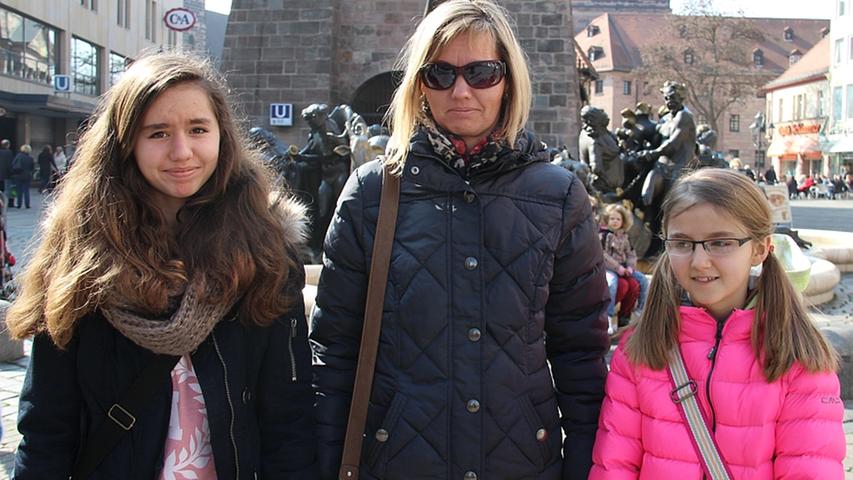 Kathrin Thiermann und ihre Töchter Luisa (14, links) und Sophia (11) sind weder getauft noch gläubig. "Dementsprechend fasten wir auch nicht, das haben wir noch nie gemacht", meint die 43-jährige Mutter.