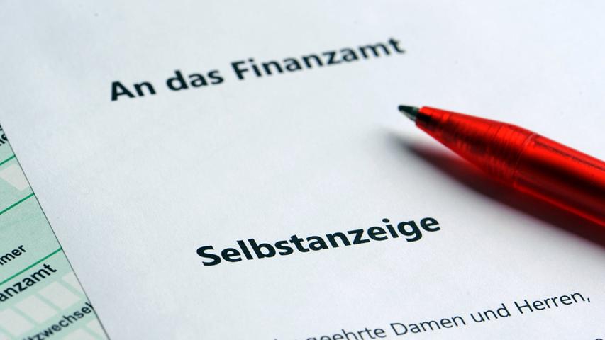 Januar 2013: Hoeneß zeigt sich beim Finanzamt selbst an. Die Staatsanwaltschaft München leitet ein Ermittlungsverfahren ein. Der FC-Bayern-Präsident hatte vergeblich auf das kurz zuvor gescheiterte Steuerabkommen gesetzt.