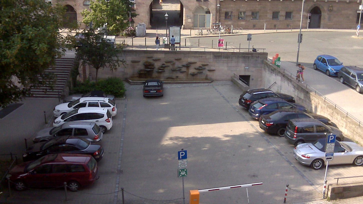 Nach Ansicht der Piratenpartei ist der Parkplatz am Fünferplatz unnötig.