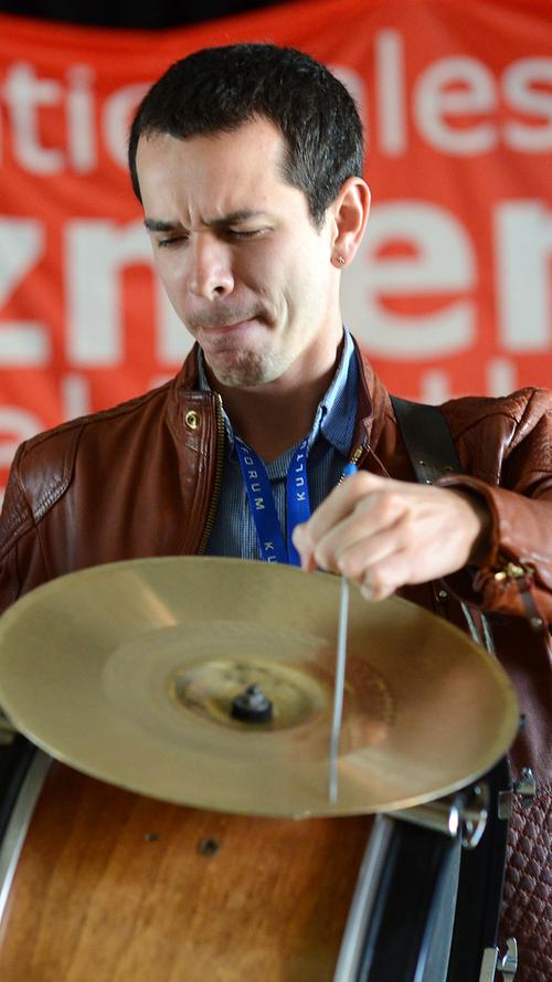 Ein Meister unter den Schlagzeugern ist Zheka Lizin, der sein Wissen und seine Erfahrungen an die Workshopteilnehmer weitergibt.