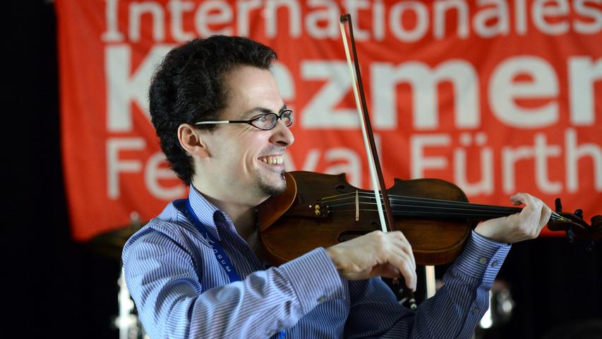 ... Mark Kovnatskiy aus Hamburg bringt seinen Schülern Violine bei.
