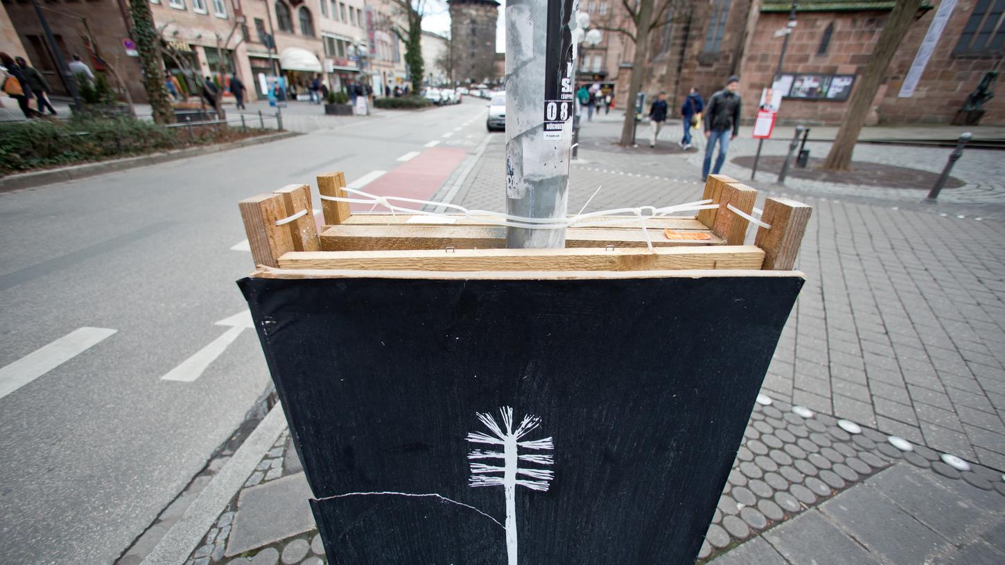 Auf den ersten Blick zeigt dieses Wahlplakat nur eine Klobürste. Die Abbildung ist allerdings eine Anspielung auf vergangene Demonstrationen in Hamburg, wo die Bürste zum Symbol des Widerstands wurde.