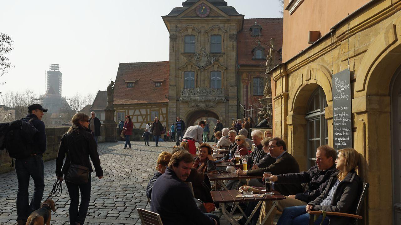 An sonnigen Tagen sind die gemütlichen Cafes in der Bamberger Altstadt stets gut gefüllt - von Einheimischen und Besuchern.