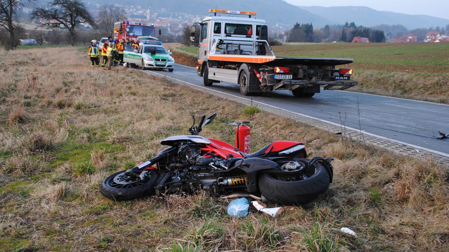 Schwerer Unfall: Auto kollidiert mit Motorrad