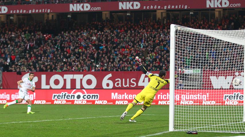In der 40. Spielminute dann wieder der SV Werder Bremen. Erst schießt Hunt aus 22 Metern, trifft nur das Kreuzeck. Dann setzt di Santo nach und trifft aus etwa zehn Metern zum 1:0.