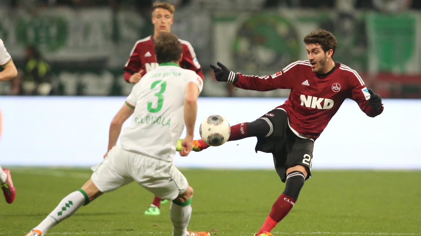 Verpatztes Startelf-Debüt: Jose Campana leistete mit zwei haarsträubenden Fehlpässen die Bremer Tore ein. Verpatztes Startelf-Debüt: Jose Campana leistete mit zwei haarsträubenden Fehlpässen die Bremer Tore ein.