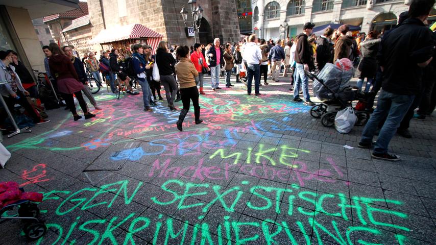 "Gegen sexistische Diskriminierung": In großen, bunten Lettern auf dem Pflaster am Weißen Turm in Nürnberg machten am internationalen Frauentag zahlreiche Demonstranten ihrem Unmut über die anhaltende Ungleichheit der Geschlechter Luft.