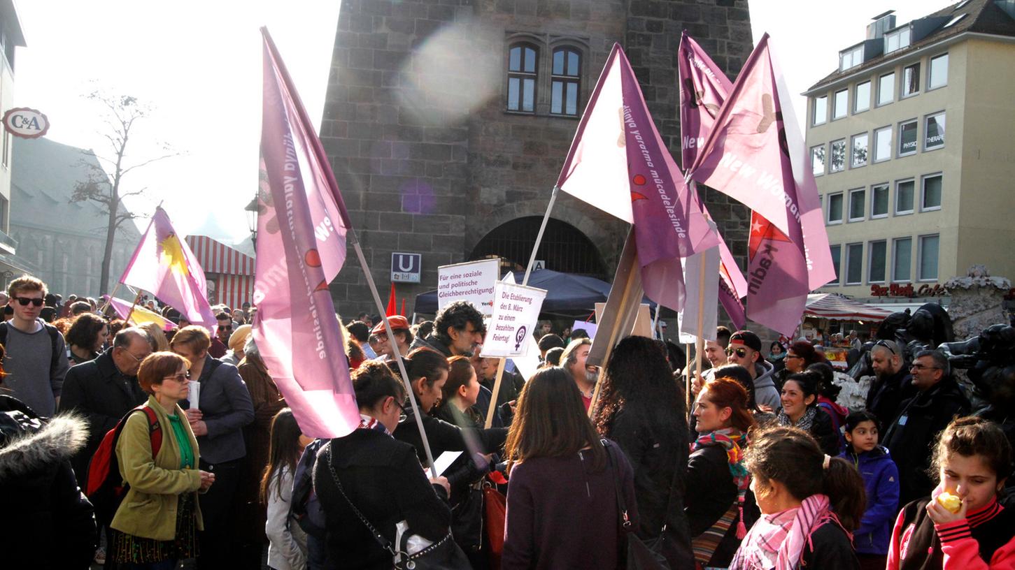 Zum Frauentag trafen sich am 8. März viele Menschen am Ludwigsplatz, um für stärkere Rechte der Frauen einzustehen.