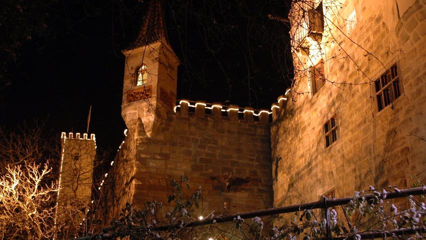 ... zur Weihnachtszeit sind die Burgzinnen mit Lichterketten geschmückt.
