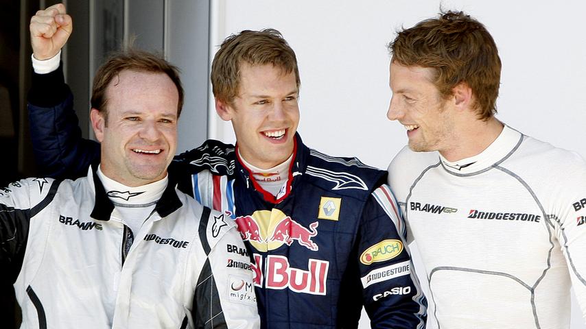 Zur Saison 2009 wechselte Vettel dann zu eben diesem Schwesterteam und wurde im Red Bull Vize-Weltmeister hinter Jenson Button (links) und vor Rubens Barrichello, die beide für das Überraschungsteam Brawn GP fuhren. Bei vier Saisonsiegen hatte Vettel am Ende elf Punkte Rückstand auf den Briten.