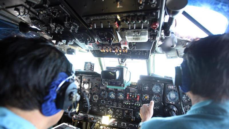 Auch nach fünf Tagen fehlt noch immer jede Spur von der Maschine des Fluges "MH370". Malaysias Polizei-Chef, der Armee-Chef und der Airline-Chef geraten wegen widersprüchlichen Äußerungen immer mehr unter Druck.