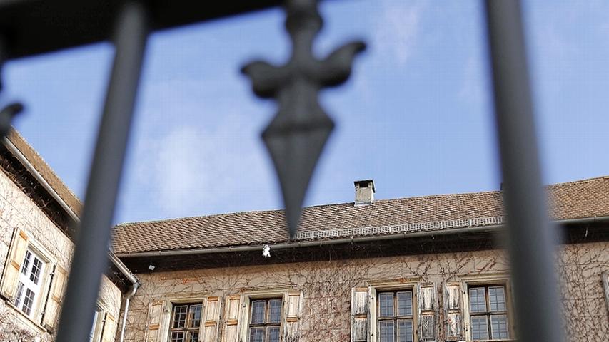 Eine lange und wechselvolle Geschichte spielte sich im Schloss Aschbach ab. Unter anderem war es ein Übergangslager für polnische Juden auf dem Weg nach Palästina nach dem Zweiten Weltkrieg. Mit einem holzbefeuerten Lkw kam die Familie des umstrittenen Kunstsammlers Gurlitt im März 1945 ebenfalls auf Schloss Aschbach an. Im Gepäck: 115 Kunstwerke. 