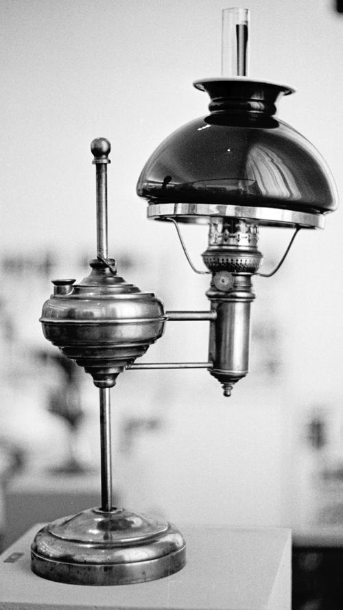 Eine Petroleumlampe mit Schiebestange aus der Zeit um 1830. Hier geht es zum Artikel: "Vom Kienspan zur Superleuchte"