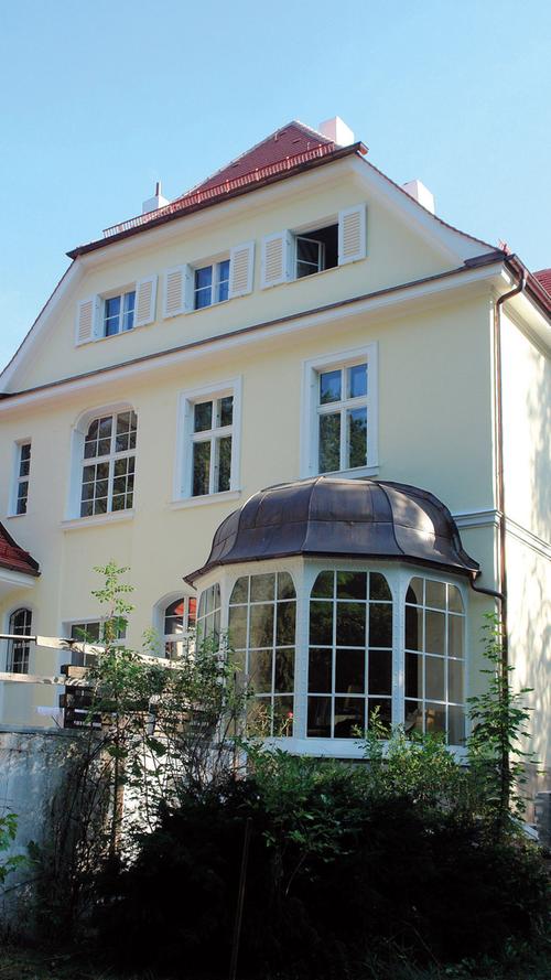 Die Villa Seumestraße 18 (Dutzendteich) mit dem auffälligen Erker aus Metall und Glas ließ sich ein Nürnberger Bankier im Jahr 1907 errichten.