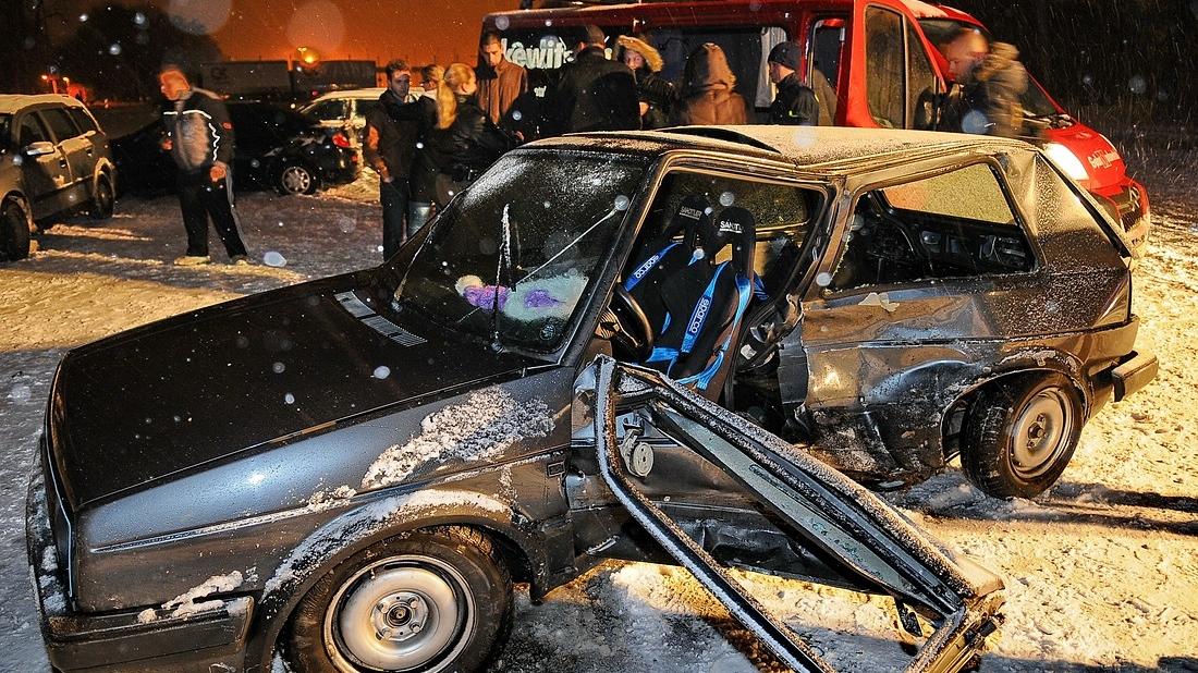 Schleuder-Manöver auf der Großen Straße ging schief Schleuder-Manöver auf der Großen Straße ging schief