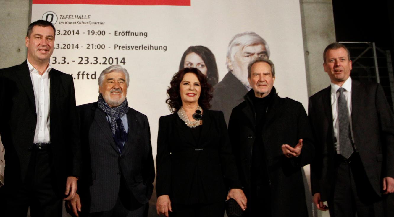 Mit dabei bei der Eröffnung am Donnerstag: Markus Söder, die Schauspieler Mario Adorf und Hülya Kocyigit, der Regisseur Edgar Reitz und der Nürnberger Oberbürgermeister Ulrich Maly. Söder und Maly versprachen dem Festival am Freitag mehr finanzielle Unterstützung. Mit dabei bei der Eröffnung am Donnerstag: Markus Söder, die Schauspieler Mario Adorf und Hülya Kocyigit, der Regisseur Edgar Reitz und der Nürnberger Oberbürgermeister Ulrich Maly. Söder und Maly versprachen dem Festival am Freitag mehr finanzielle Unterstützung.