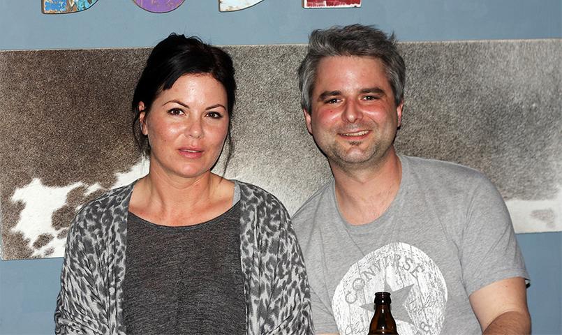 Die coole Vintage-Aufmachung hat Stammgast Philipp in die im Juli 2013 eröffnete Superbude gelockt. "Die Burger haben mich dann wirklich überzeugt", schwärmt der 33-jährige Altdorfer, der in Nürnberg arbeitet. Für einen klaren Favoriten kann sich Philipp nicht so recht entscheiden. Vor allem die kreativen Kreationen haben es ihm angetan. "Der Funky Schäufele oder der Sweet Barbara - hier wird mal was Neues aus Burgern gemacht." Dass in der Superbude nur regionales Frischfleisch auf den Grill kommt, findet der Altdorfer super und auch Wirtin Anne (36) legt darauf großen Wert. Zum Nachtisch gibt es noch etwas Süßes: "Die Kuchen und Tartes sind wirklich der Hammer." Regelmäßig probiert der Stammgast die originellen Leckereien und wird von Anne um Feedback gebeten. Überhaupt sei die Atmosphäre sehr locker. "Wir sind auch schon morgens um vier aus der Superbude getorkelt", erinnert sich Philipp lachend. Die coole Vintage-Aufmachung hat Stammgast Philipp in die im Juli 2013 eröffnete Superbude gelockt. "Die Burger haben mich dann wirklich überzeugt", schwärmt der 33-jährige Altdorfer, der in Nürnberg arbeitet. Für einen klaren Favoriten kann sich Philipp nicht so recht entscheiden. Vor allem die kreativen Kreationen haben es ihm angetan. "Der Funky Schäufele oder der Sweet Barbara - hier wird mal was Neues aus Burgern gemacht." Dass in der Superbude nur regionales Frischfleisch auf den Grill kommt, findet der Altdorfer super und auch Wirtin Anne (36) legt darauf großen Wert. Zum Nachtisch gibt es noch etwas Süßes: "Die Kuchen und Tartes sind wirklich der Hammer." Regelmäßig probiert der Stammgast die originellen Leckereien und wird von Anne um Feedback gebeten. Überhaupt sei die Atmosphäre sehr locker. "Wir sind auch schon morgens um vier aus der Superbude getorkelt", erinnert sich Philipp lachend.
