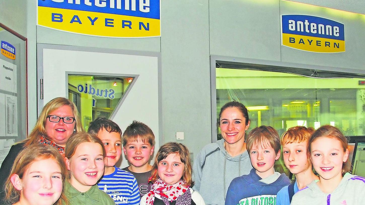 Die Herzogenauracher Hortkinder zu Besuch bei Antenne Bayern mit Andrea Unterhuber (v.l.) und Moderatorin Melitta Varlam. Die Herzogenauracher Hortkinder zu Besuch bei Antenne Bayern mit Andrea Unterhuber (v.l.) und Moderatorin Melitta Varlam.