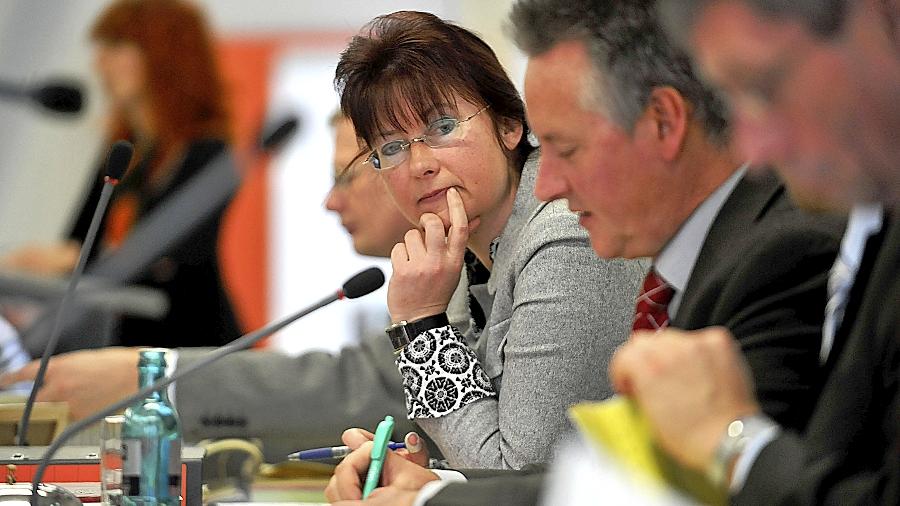 Kein leichter Job: Kämmerin Stefanie Ammon – hier bei den Etatberatungen neben Oberbürgermeister Thomas Jung – musste im ersten Haushalt unter ihrer Ägide eine 24,5-Millionen-Euro-Lücke schließen. Kein leichter Job: Kämmerin Stefanie Ammon – hier bei den Etatberatungen neben Oberbürgermeister Thomas Jung – musste im ersten Haushalt unter ihrer Ägide eine 24,5-Millionen-Euro-Lücke schließen.