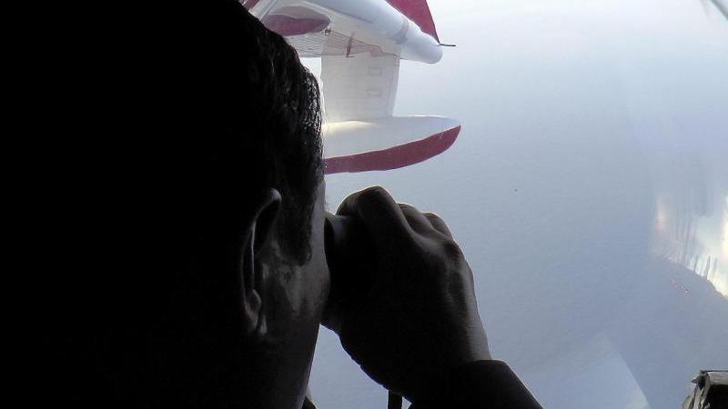 In Australien kommen unterdessen skandalöse Geschichten über den Co-Piloten des verschwundenen Malaysia Airlines-Fluges ans Licht. Wie zwei Touristinnen berichten, soll der 27-Jährige mit ihnen bei einem früheren Flug im Cockpit geflirtet und geraucht haben.