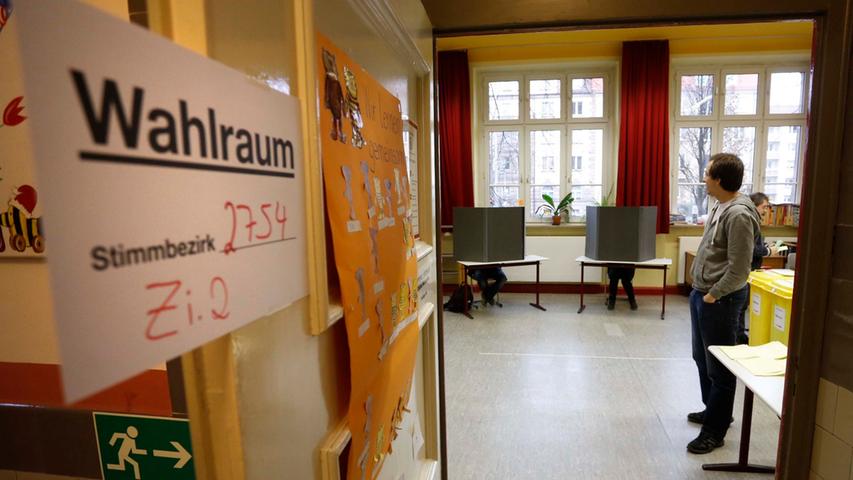 Ein Grund für die etwas verwaisten Wahllokale könnten auch die vielen Briefwähler sein, laut der Stadt Nürnberg gab es dazu 66.316 Anträge.