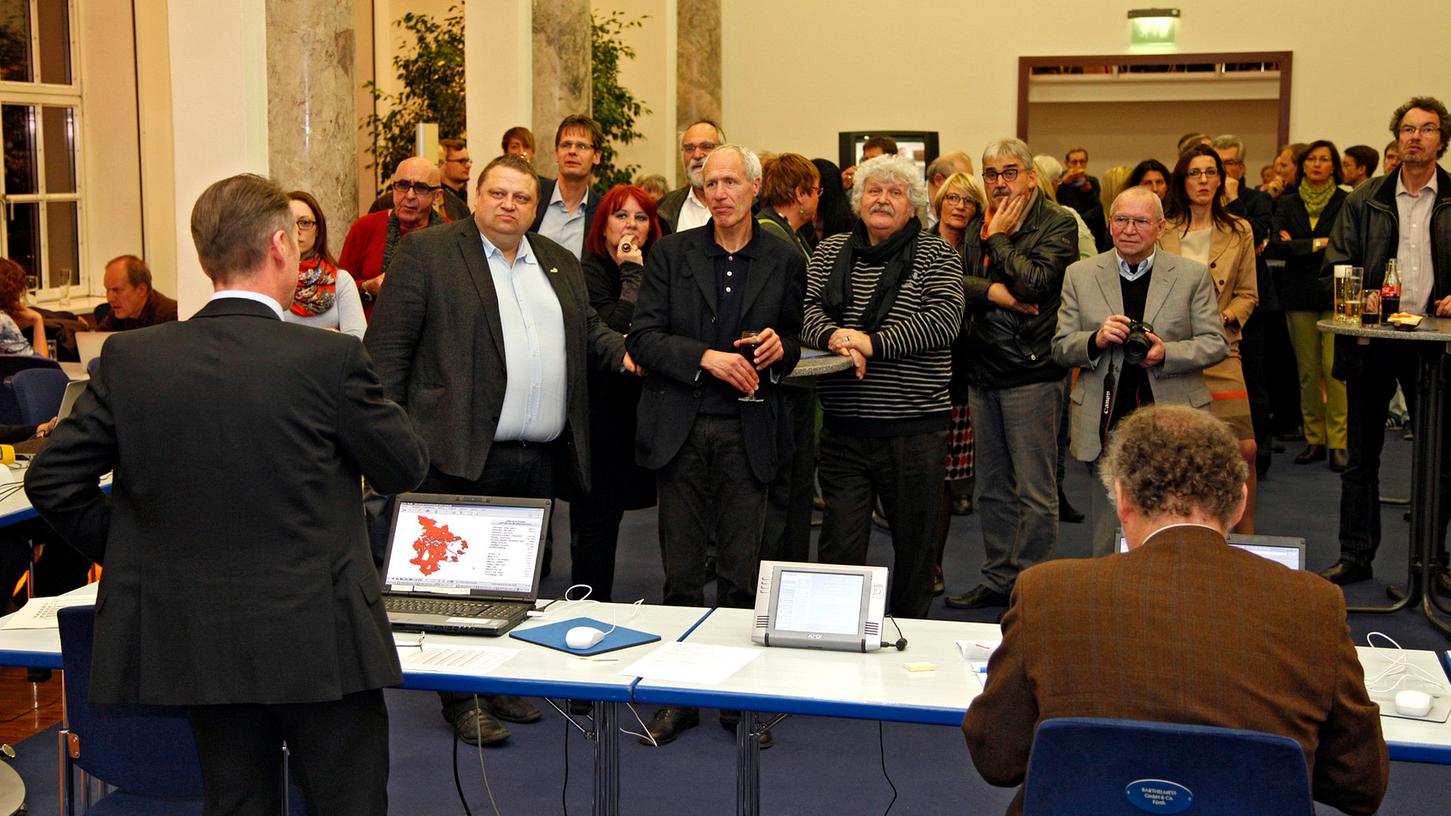 Bei der zentralen Wahlparty im Nürnberger Presseclub ist die Stimmung vor der ersten Prognose angespannt.