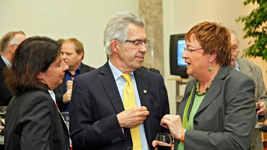 Alexander Liebel, stellvertretender Kreisvorsitzender der Nürnberger FDP, im Gespräch mit Brigitte Wellhöfer von den Grünen.