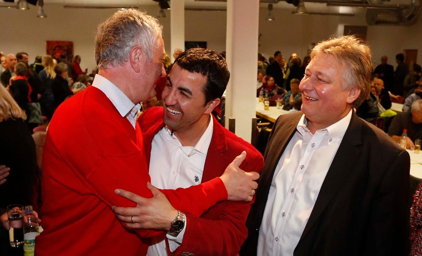 Jubel im roten Pullover: Horst Förther und  Arif Tasdelen faleln sich in die Arme ob des   guten Wahlergebnisses der Nürnberger SPD. MDB Burkert freut sich mit.