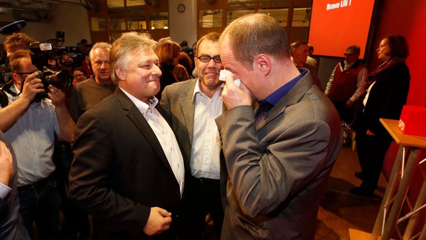 Stolze Miene bei Martin Burkert, Bundestagsabgeordneter (links) und Freudentränen bei Christian Vogel: Mit so einem Ergebnis hatten die Köpfe der SPD nicht gerechnet.