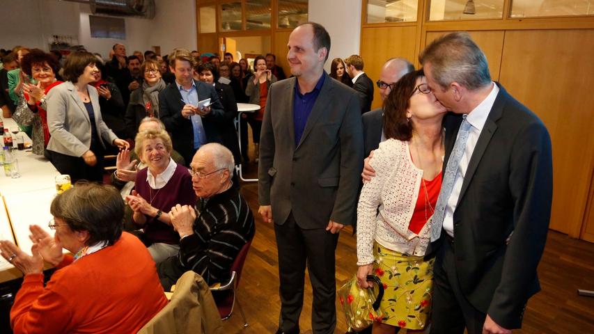OB Ulrich Maly wird für sein hervorragendes Ergebnis von Ehefrau Petra mit einem Küsschen belohnt. Daneben freut sich Christian Vogel, Vorsitzender der SPD-Stadtratsfraktion.