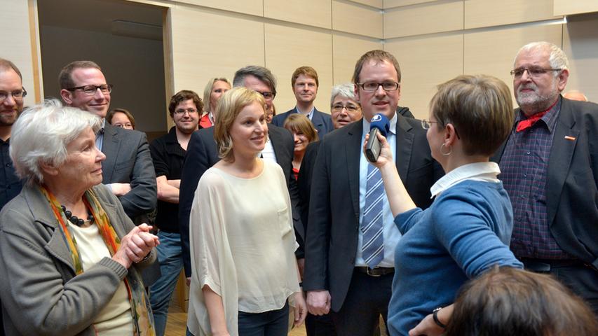 ...kann seinen Erfolg kaum fassen. Ehefrau Sylvia (links) und sein Wahlkampfleiter Wolfgang Vogel (rechts) stehen ihm im Medienrummel zur Seite.