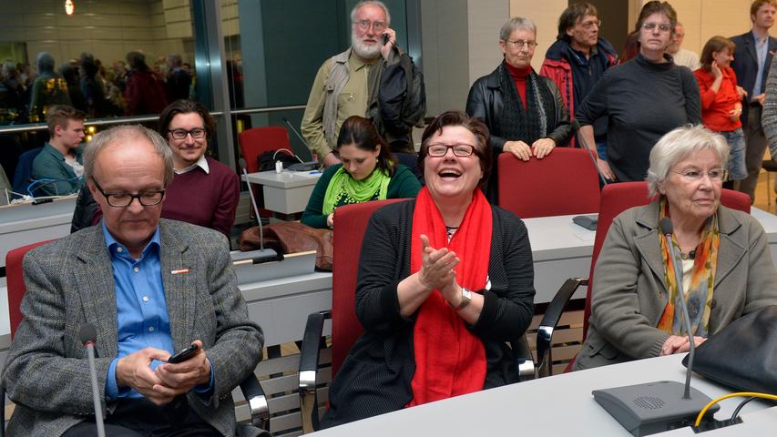 Die Freude bei den Sozialdemokraten kennt an diesem Wahlsonntag keine Grenzen. SPD-Bezirksrätin Gisela Niklas (Mitte) strahlt über das ganze Gesicht. Die ehemalige Bürgermeisterin Ursula Rechtenbacher (rechts)...