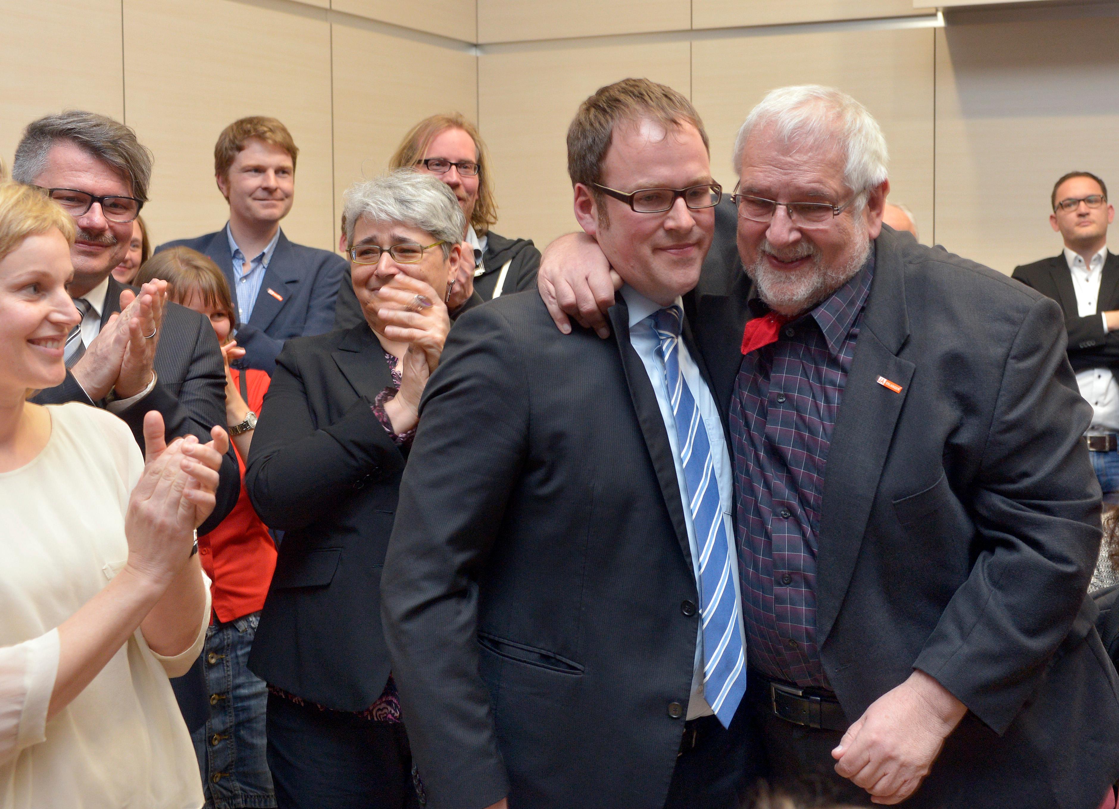 ... den Anstich für die Erlanger Bergkirchweih hat er bisher noch nicht trainiert. Seine Erfahrungen beschränken sich auf das Zapfen an kleinen Fässern. Aber bis zum nächsten Berg hat Erlangens neuer OB ja auch noch ein bisschen Zeit. Weitere Informationen zur Kommunalwahl in Erlangen und die Ergebnisse in den anderen Städten und Gemeinden rund um die Hugenottenstadt finden Sie an dieser Stelle.