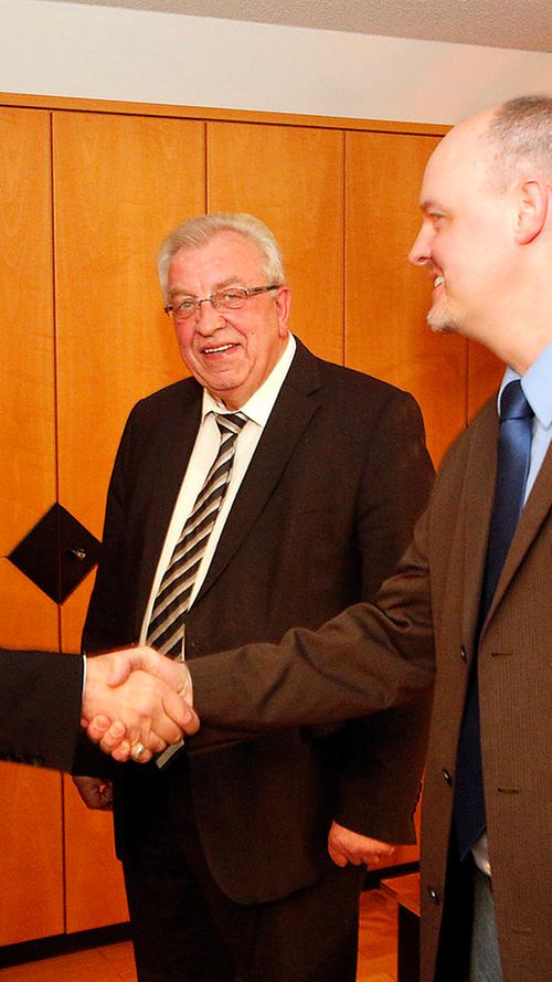 Zuvor hatten sich im Landratsbüro bereits Lippmann und Günther Müller (FW) begrüßt.