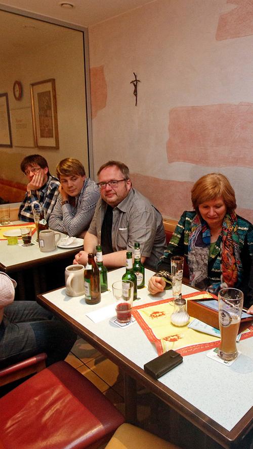 Die Wahlzentrale der UPW ist traditionell das  Café Düring. Bürgermeister Franz Düring hat noch gut lachen, während Ruth Dorner offenbar besser sieht, was auf OB Thomas Thumann zu lesen ist.