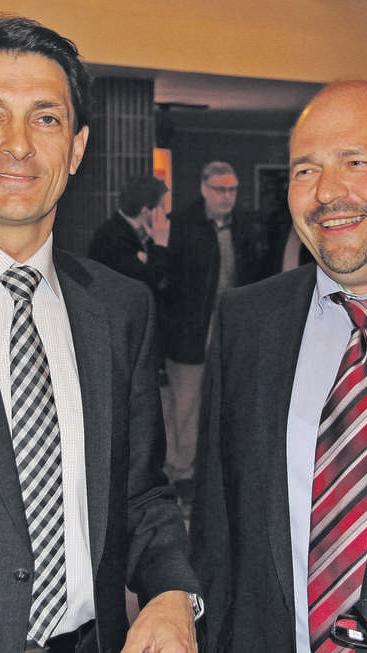 In Rückersdorf hat der parteilose Manfred Hofmann (rechts) als gemeinsamer Kandidat von RUW (Rückersdorfer Unabhängige Wähler) und SPD mit 54,46 Prozent der Stimmen den Sieg geholt. Sein Herausforderer Johannes Ballas kam bei der Stichwahl auf 45,54 Prozent.