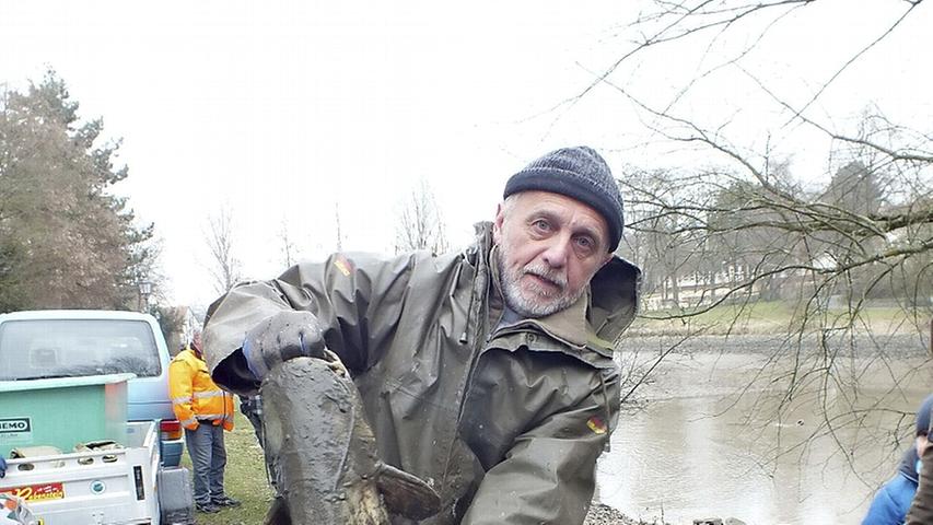 Kurt Pöche mit einem Waller aus dem Wiwaweiher bei Herzogenaurach. Der Fisch wurde in den Dummetsweiher umgesiedelt.