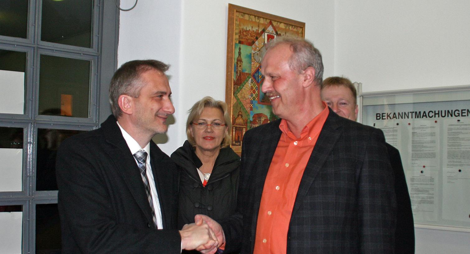 Seine Enttäuschung ließ sich Alexander Schulz (l.) nicht anmerken. Er gratulierte dem wiedergewählten Bürgermeister Gerald Brehm zu seinem Wahlerfolg.