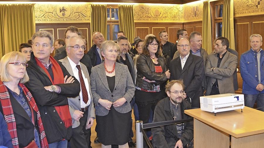 Keinen Grund zum Strahlen haben die Sozialdemokraten. OB-Kandidatin Doris Reinecke (Mitte) und Fraktionschef Werner Sittauer (Zweiter von links) im „Goldenen Wahlstudio“ im Rathaus.